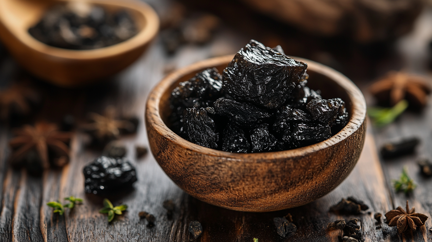 résine de shilajit dans un bol en bois, sur cette photo les bienfaits du shilajit sont clairement visibles